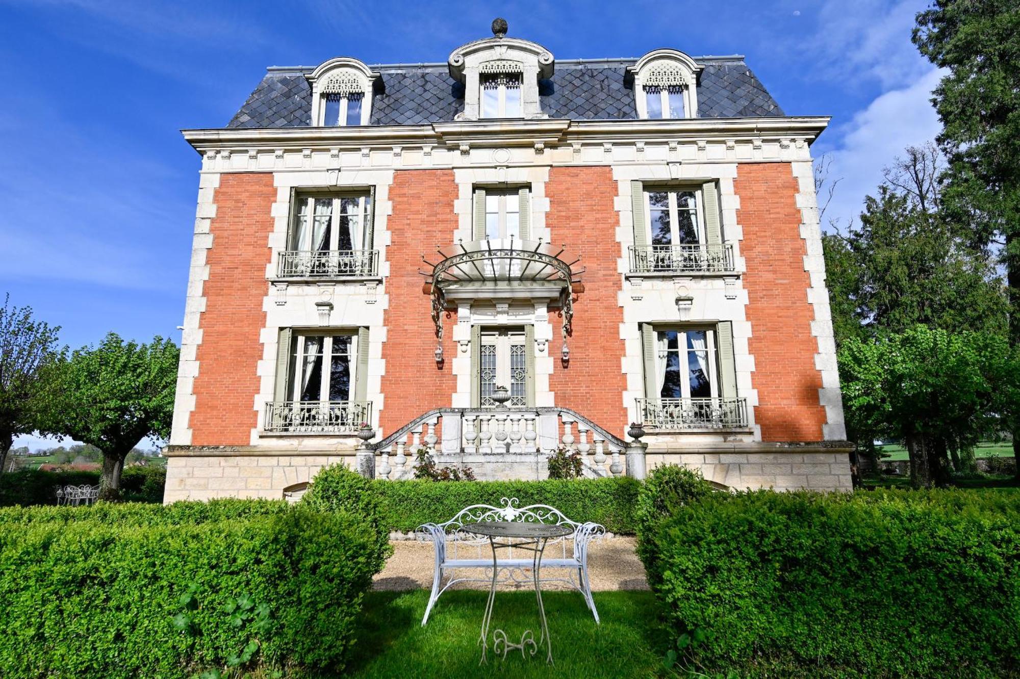 Chateau De La Chaix Hotel Saint-Christophe-en-Brionnais Exterior photo